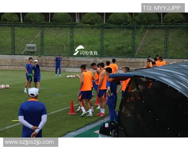 足球巨星现身机场粉丝热情迎接现场气氛火爆引人关注